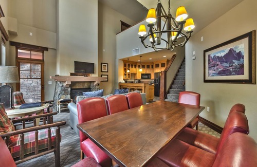 Park City Condo | Large 4 Bedroom Ski-in/Out, Sleeps 12, Vaulted Ceilings, Pool, Hot Tub MC12A