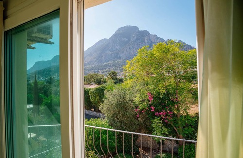 Karsiyaka Villa | Large 4 Bedroom Villa With sea Views