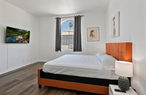 NoHo Arts District Apartment | Large 4bed 3bath near Universal studio Burbank airport Hollywood in Los Angeles