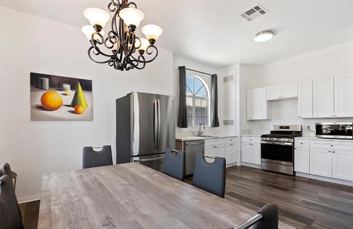 NoHo Arts District Apartment | Large 4bed 3bath near Universal studio Burbank airport Hollywood in Los Angeles