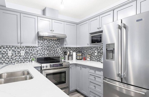 Ellerslie House | Large 4BR » Central AC » Near Henday » King Bed