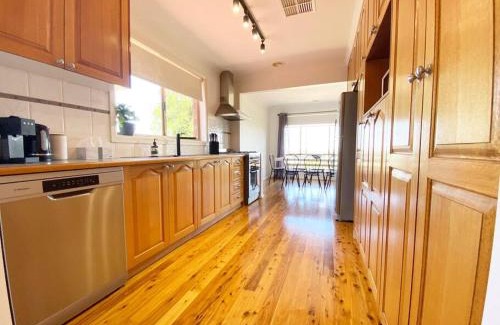 Kooringal House | Large 4BR haven with lake views