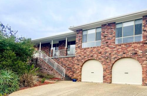 Kooringal House | Large 4BR haven with lake views