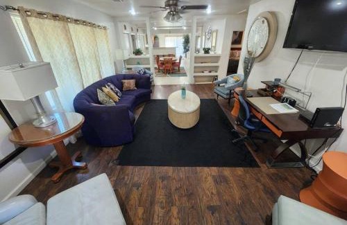Crosstown House | Large 4BRHome Near Zoo, Downtown, Beale Street