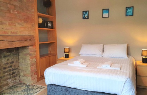 Swindon House | Large 5 Bed Home Parking 2 Cars, Terrace, Garden