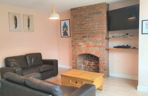 Swindon House | Large 5 Bed Home Parking 2 Cars, Terrace, Garden