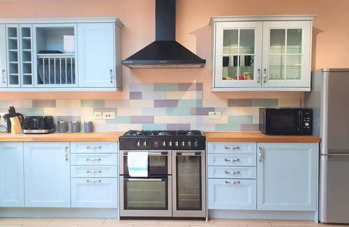 Swindon House | Large 5 Bedroom House Terrace Parking
