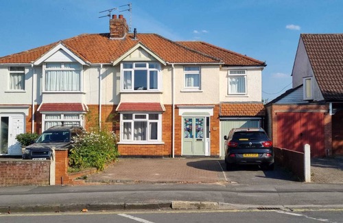 Swindon House | Large 5 Bedroom House Terrace Parking