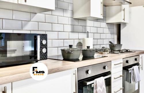 Liverpool House | Large 6 Bed House, Long Term Stay Savings, Contractors, Professionals, Big Groups, Free Parking!