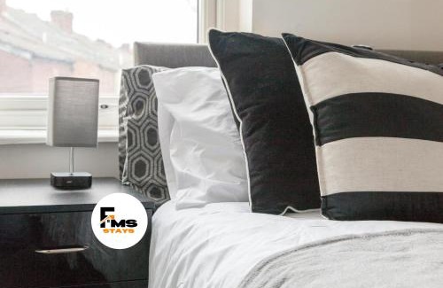 Liverpool House | Large 6 Bed House, Long Term Stay Savings, Contractors, Professionals, Big Groups, Free Parking!