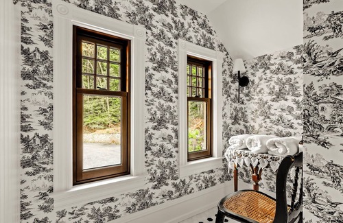Sinking Spring House | Large 6 bedroom, 6.5 bath restored Victorian home at Indiandale Springs