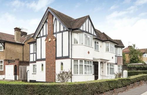 Finchley Church End Apartment | Large 6 Bedroom house in Finchley