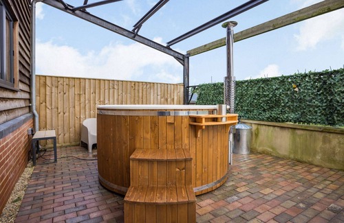 Faringdon Cottage | Large 6 bedroom luxury holiday home in the Cotswolds with a hot tub - Folly View