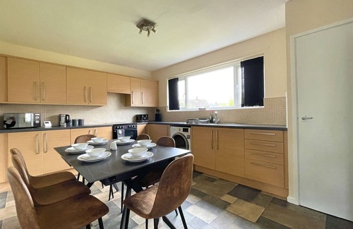 Barnsley House | Large 6 Person Home with Garden and Free Parking