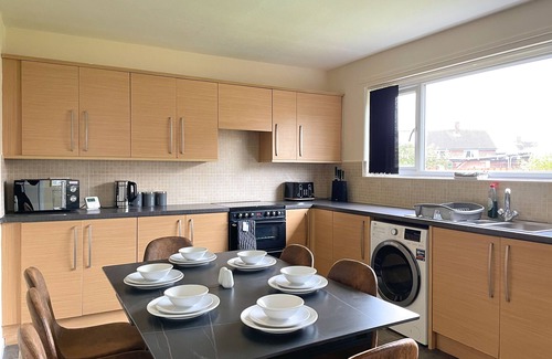 Barnsley House | Large 6 Person Home with Garden and Free Parking