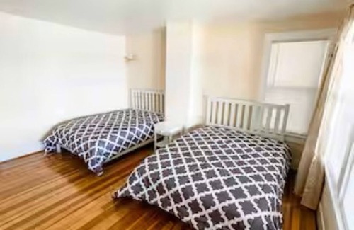 Solon Mills House | Large 6Bd/3.5Ba Lake-Front Group Retreat