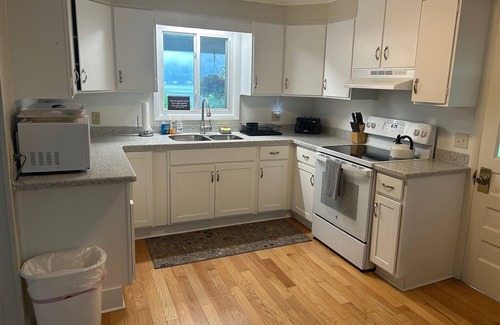 Penn Yan House | Large 9 BR Family Retreat in this quiet Cove (11 Bedrooms with extra cottage)
