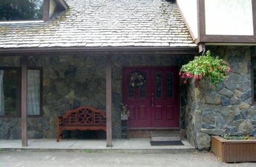 Huffman - O' Malley House | Large Anchorage Hillside Home - Great Rental Rates