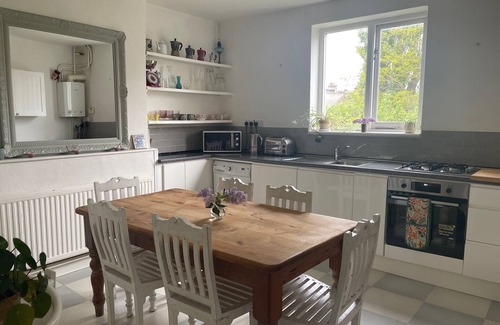 Brent Apartment | Large and airy first floor flat with two huge bedrooms
