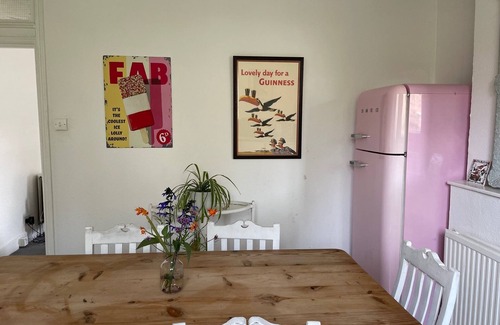 Brent Apartment | Large and airy first floor flat with two huge bedrooms