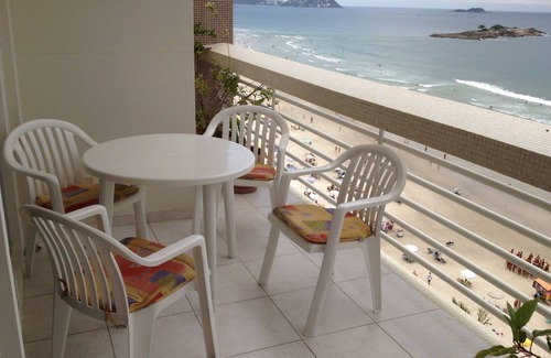 Pitangueiras Apartment | Large and bright apartment. Accommodates families. In front of the beach
