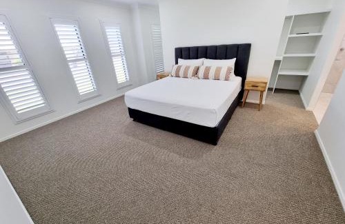 Urraween House | Large and Private Executive Home - Secure parking for boats