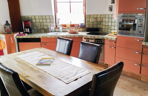 Neukalen House | large apartement with pool, pets are welcome, quiet location