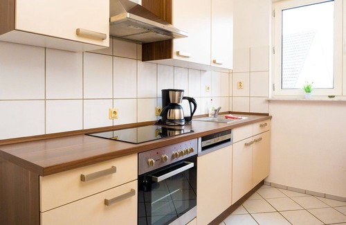 Sandershausen Apartment | Large apartment (75m²), up to 6 people, quiet, close to the city center, south-facing balcony, parking spaces