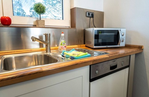 Niestetal Apartment | Large apartment (approx. 75 m²), quiet, close to the city center, south-facing balcony, free parking, WiFi