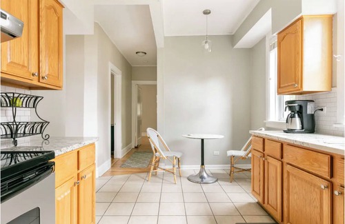 South Evanston House | Large Apartment great for families! Close to everything w Free Parking
