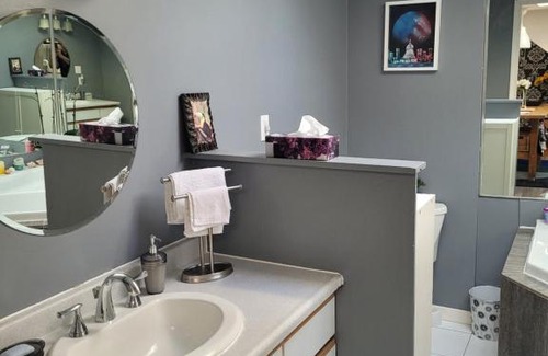 St. Catharines House | Large Apartment in the Heart of Niagara