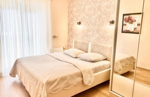 Tsentralny District Apartment | Large Apartment on REPINA-4