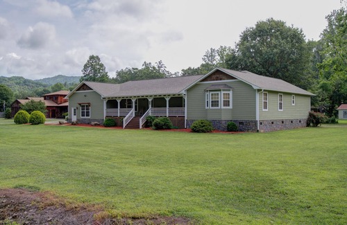 Bryson City House | Large Apartment on Deep Creek, Close To Bryson, The Train, And National Park