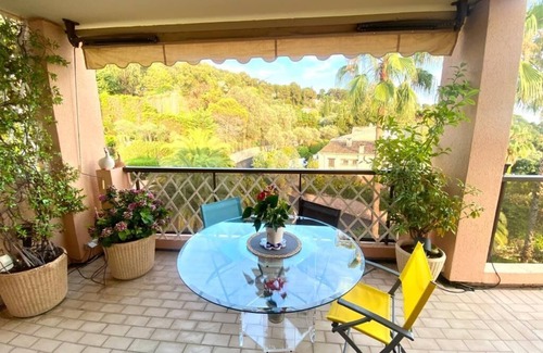 Le Cannet Apartment | Large apartment with a view of the Bay of Cannes