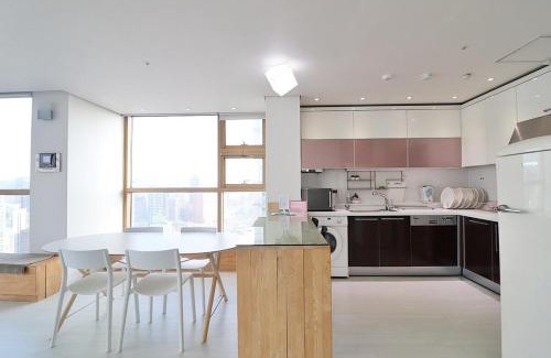 Jungnim-dong Apartment | Large Apt, Awesome View, Seoul STN