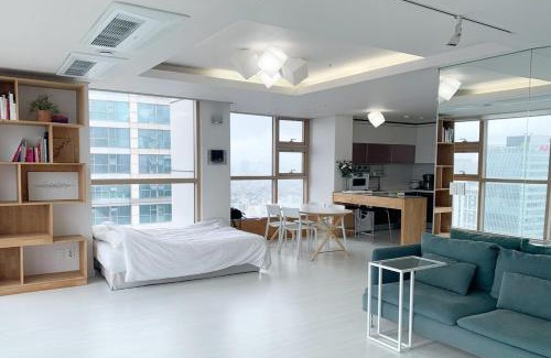 Jungnim-dong Apartment | Large Apt, Awesome View, Seoul STN