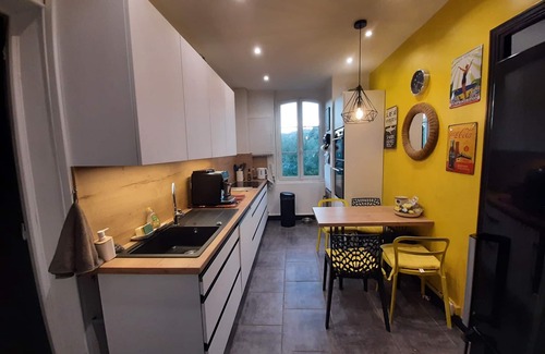 Agay Apartment | Large art deco apartment 50 metres from the beach