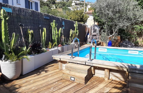 Agay Apartment | Large art deco apartment 50 metres from the beach