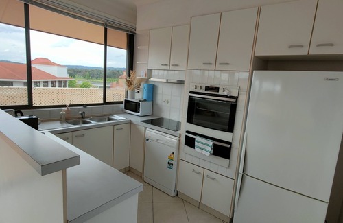 Greenway Apartment | Large Balcony, Lake Views, Full Kitchen, Washer and Dryer