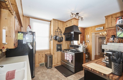 Fort Erie House | Large Beachfront Family Home with Heated Pool