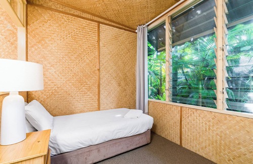 Suffolk Park Hotel | Large Beachfront Motel With 2 Beds and Kitchen