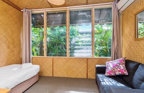 Suffolk Park Hotel | Large Beachfront Motel With 2 Beds and Kitchen
