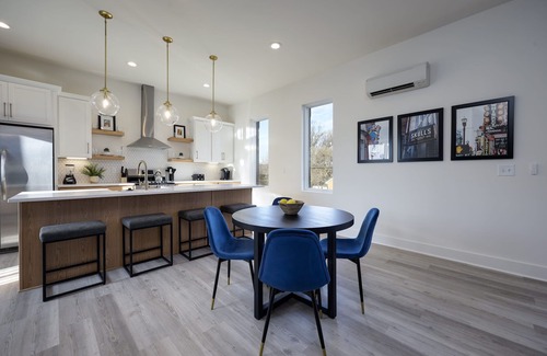 Maxwell House | Large Beautiful Townhome - Private Super Rooftop