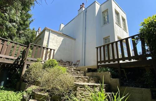 Bournemouth House | Large beautiful unusual house with lots of character and art on the walls.