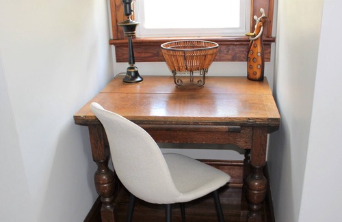 Tazewell House | Large bedroom sleeps 3 + within walking to Main St and area attractions.