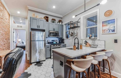 North Philadelphia West Apartment | Large Bi-Level 3/2 w/Patio | 10 min to DT