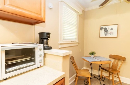 Columbus House | Large BnB with Pool! The White House & Cottage