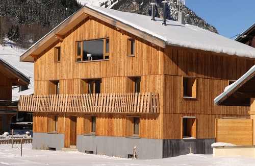 Pralognan-la-Vanoise Apartment | Large bright apartment with south facing balcony facing the mountains