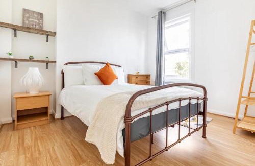 Coldharbour Apartment | Large, Bright and Spacious 3 Bed Flat in London
