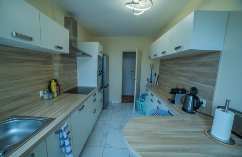 Angers Apartment | 🔹 ✨ Large Bright Apartment | 3 Bedrooms | Downtown + Parking 🚗